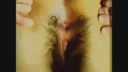 Impresionante belleza con grandes tetas se masturba en el anime xxx en español latino baño