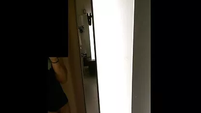 El chico alto con una muy buena cogida morena porno en idioma español latino después de la grabación de sexo amateur