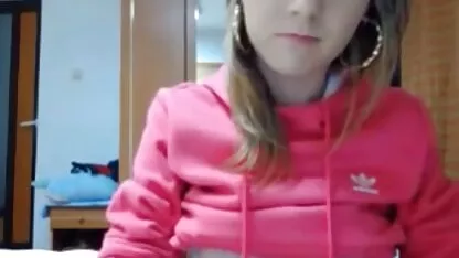 Flexible chica atractiva masturbación en la mesa de videos de porno en español latino reunión