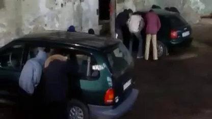 La mujer yacía sobre la mesa y acariciaba xxx gratis en español latino sus agujeros afeitados