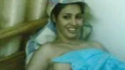 Tímida criada rusa masturbación videos porno en español latino delante de la cámara