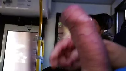 Un oficial público pornoespañol latino de la eliminación de ambos pezones en la calle