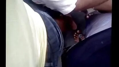 Chico joven acariciando y besando delgada rubia brazzer audio latino