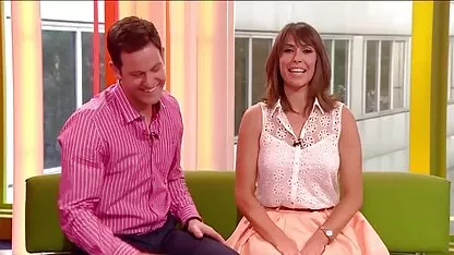 Chica se masturba con sus manos y saltar sexo casero en español latino sobre la gravedad