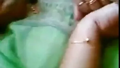 Hermosa mujer acostada desnuda sobre la sexo en español latino xxx mesa