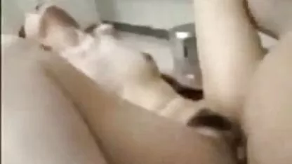 La apretado agujero de la joven perra porno en latino español toma consolador