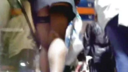 La chica le porno latino castellano da una mamada a la primera persona en el coche