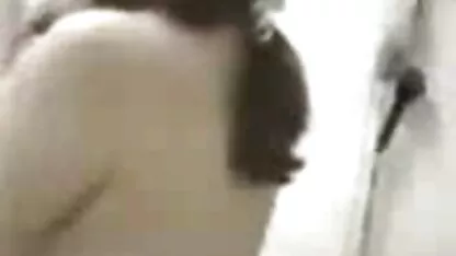 Morena tetona se folla a chico el mejor porno en español latino en una cama grande