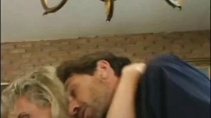 La rubia en medias lamiendo el sexo latino español miembro y mostrando las tapas